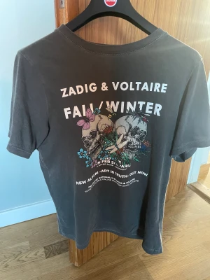 Zadig tshirt - Jättefin tshirt från Zadig!💕 köpt för 1400 förra vintern och sparsamt använd❤️ säljer för 650!