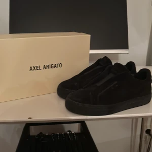 Axel Arigato skor Clean 90 laceless  - Finns kvitto på Nk (äkta) Enda som försvunnit är lite på loggan i sidan annars inget knappt använda. 