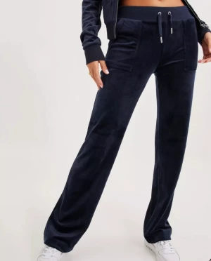 Juicy byxor  - Säljer mina juicy byxor då jag inte använder de. Använd fåtal gånger,inga defekter eller liknande. Ser helt nya ut. Pris kan diskuteras❤️