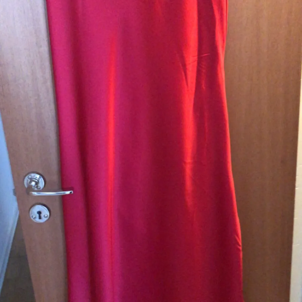 Röd klänning helt ny 1xl passar även xl  . Klänningar.