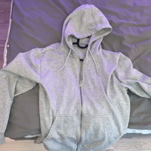 Zip hoodie  - Grå zip hoodie från weekday, nyskick aldrig använd  Storlek S men passar även M