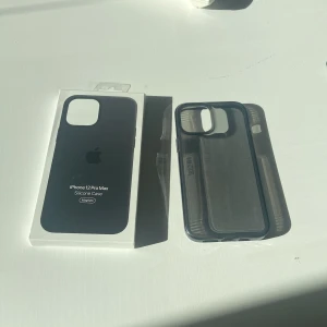 Mobil skal  - Två mobil skal, till iPhone 12 PRO Max. Om man vill ha ett så kostar det 50kr och om man vill ha både så kostar det 125kr