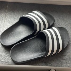 Adidas tofflor  - Säljs för har ingen användning av dem