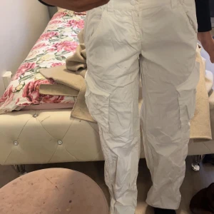 Cargobyxor - Säljer även mina vita cargobyxor storlek xs som passar även s de är lite skrynkliga på bilden men det går att stryka dem