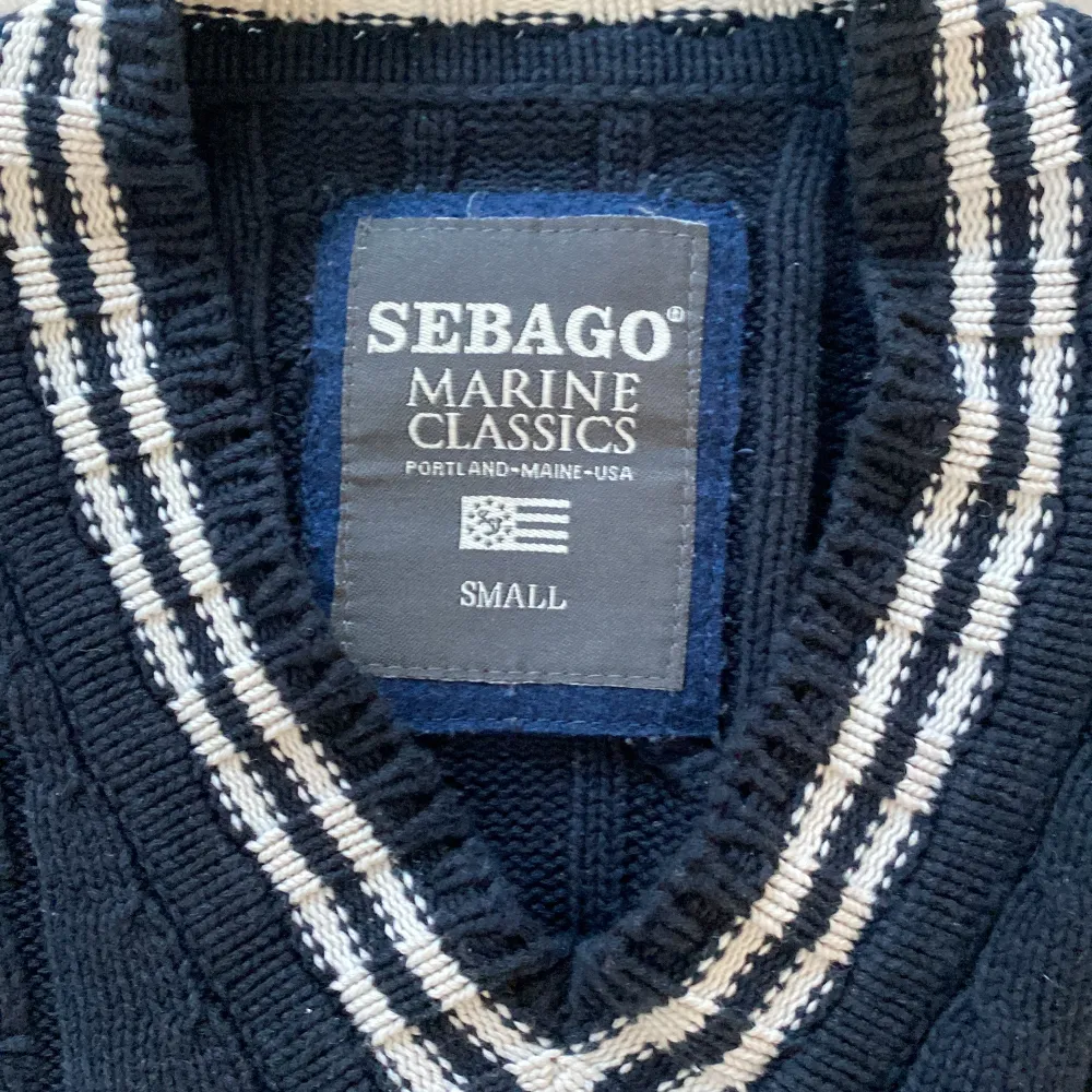En mörkblå stickad sebago tröja i storlek small. Og pris 1299kr. Säljer pga inte min stil. Tröjor & Koftor.