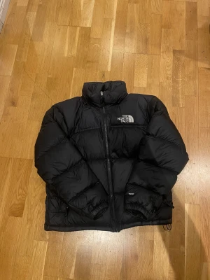 North face jacka - Men's 1996 Retro Nuptse Jacket Nypris 3699 Jackan har knappt blivit använd. Skicket är jättebra