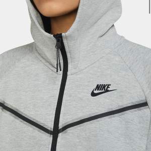 Säljer min Nike Tech dress som är som helt i nyskick, använd några gånger men är som ny finns inget fel på den. Hel & fräsch & passar strl Xs-Liten M. Super skön!  Nypris 2,600:-  Säljer för 1,500:- pris går att diskutera vid snabb affär.