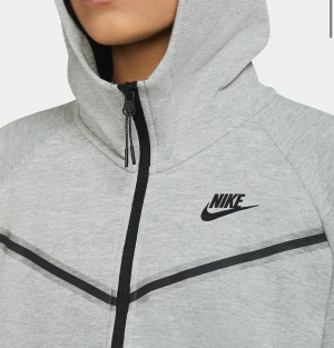 Nike Tech Grå Hel Dress - Säljer min Nike Tech dress som är som helt i nyskick, använd några gånger men är som ny finns inget fel på den. Hel & fräsch & passar strl Xs-Liten M. Super skön!  Nypris 2,600:-  Säljer för 1,500:- pris går att diskutera vid snabb affär.