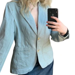 Jeans blazer  - Jeans blazer med fina detaljer. Storlek 40 så sitter lite oversized på mig som bär xs/s:)