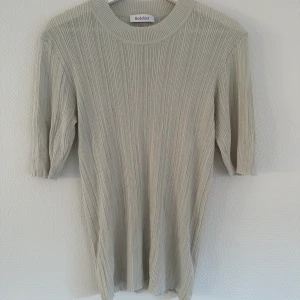 Rodebjer T-shirt  - Grå/grön/blå/mint T-shirt från Rodebjer, aldrig kommit till anvädning, strl XL (även supersnygg om man vill klä den oversize) 