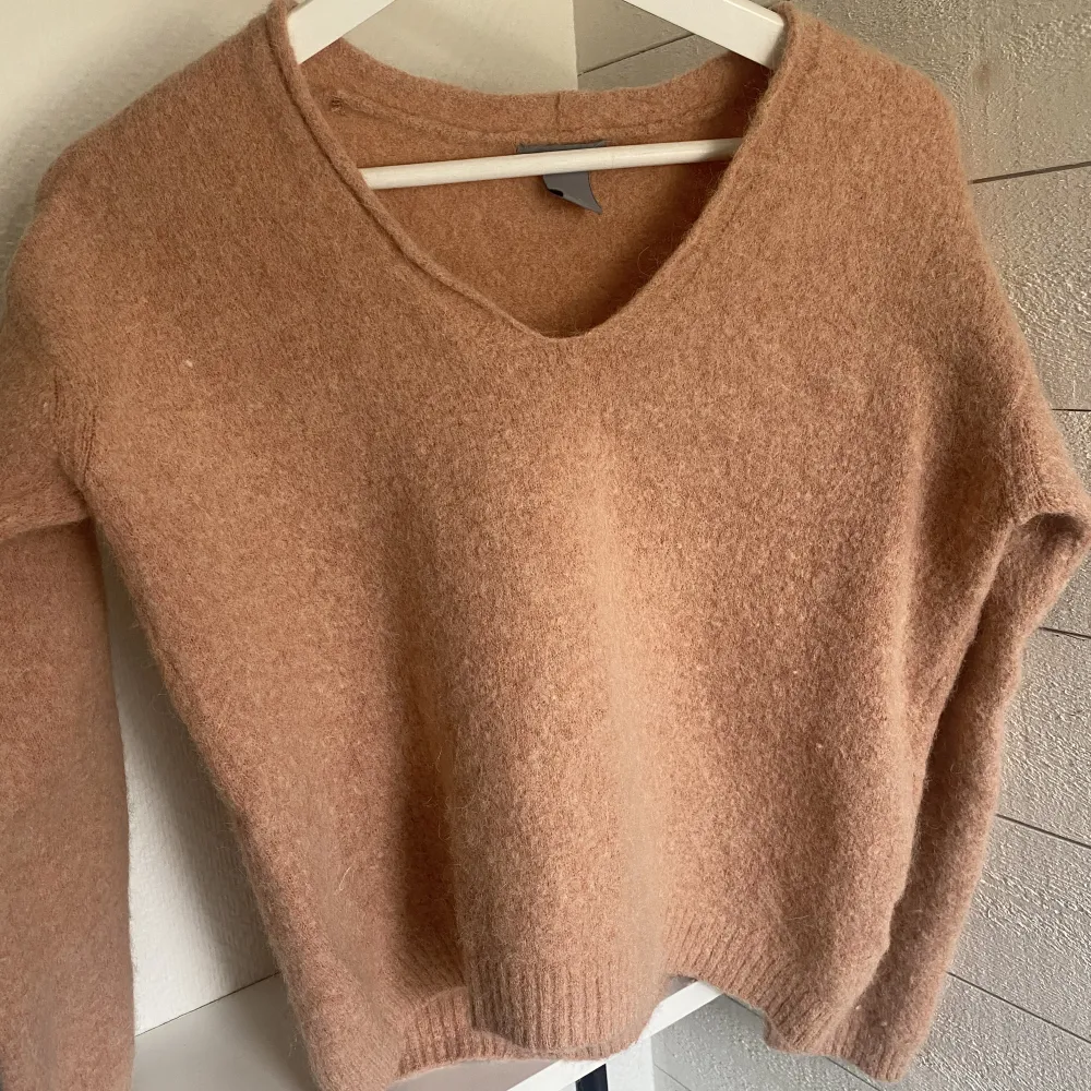 Gosigaste stickade tröjan från Lindex i en härlig rosa/korall färg. Säljs då den inte kommer till användning 💖💖strl S. Stickat.
