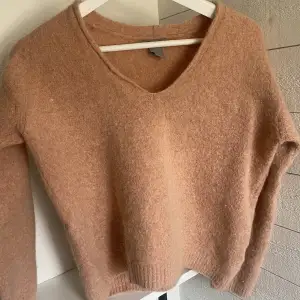 Gosigaste stickade tröjan från Lindex i en härlig rosa/korall färg. Säljs då den inte kommer till användning 💖💖strl S