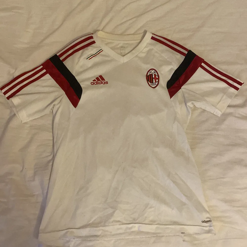 Fet vintage fotbollströja raka vägen från Milan! . T-shirts.