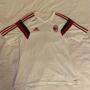 AC Milan fotbollströja strlk M - Fet vintage fotbollströja raka vägen från Milan! 
