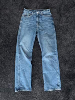 Väldigt snygga weekday jeans med modellen rowe, bra skick.  Går ej att får tag på längre.☀️⭐️💫