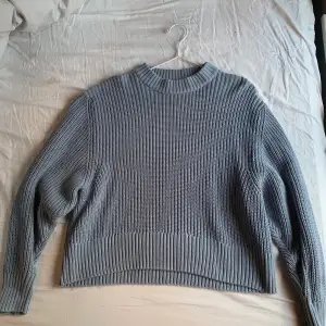 Blå stickad sweatshirt från Monki. Köp för något år sedan och sparsamt använd. Storlek S men passar XS-M. 