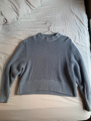 Sweatshirt  - Blå stickad sweatshirt från Monki. Köp för något år sedan och sparsamt använd. Storlek S men passar XS-M. 