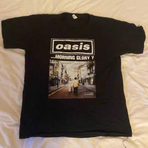 Dont look back in anger efter du har köpt denna feta T-shirt med Oasisalbumet Whats the story… 