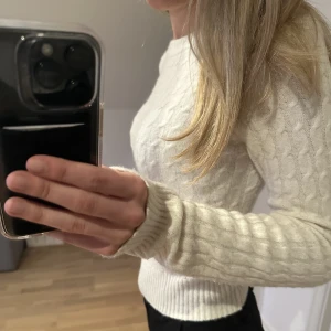 Stickad tröja från BikBok - Jättesöt stickad tröja från Bik bok!! Bra skick, sparsamt använd🫶 Säljer då jag inte får användning för den! De står att den är S men skulle mer säga att den är XS! Frakt tillkommer❤️‍🔥