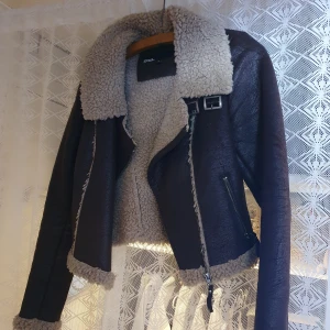 Jacka - Jacka i konstskinn från MQ. Sparsamt använd och i fint skick