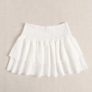 Vit kjol  - Säljer denna vita petit volangkjolen från SHEIN då den är lite för kort för min stil. Aldrig använt endast provat på. 🤍