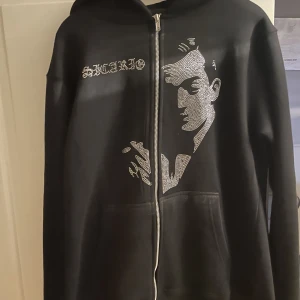 Rhinestone Tröja Cosanostra - Oanvänd tröja som sitter lite för konstigt på mig Nypris 650kr Säljs inte från dem längre.