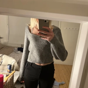Grå stickad tröja - En sjukt fin tröja som tyvärr inte kommer till användning. Hör gärna av dig vid frågor💗