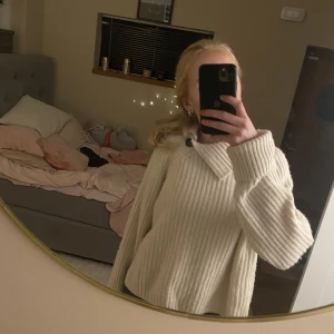 Stickad tröja  - Vit stickad ströja, köpte från Arkivet!💕