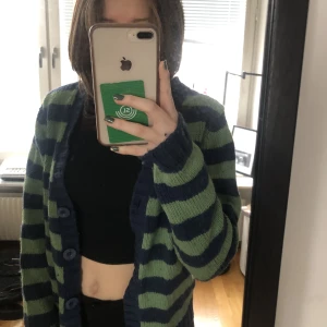 Cool kofta - Fin blå och grön randig kofta som jag säljer för att den inte kommer till använding!💕 Köpt second i bra skick, står som L men passar mig som har S 