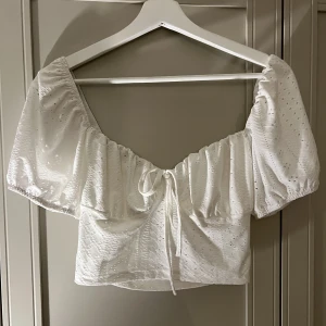 Somrig topp  - En somrig topp i 10/10 skick i storlek XS men passar även S💗