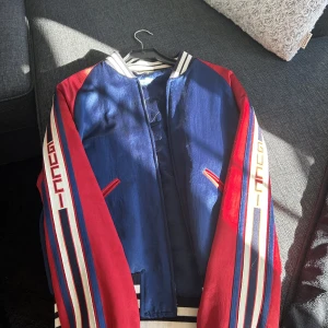 Gucci Track Top - Nyskick, svår att få tag på. Gucci jacka storlek M. Kostar 20000kr ny.