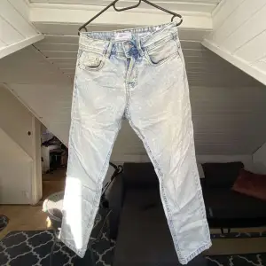 Ett par skit snygga Baggy denim jeans som blev lite för korta för mig😁 Fortfarande fint skick. Har däremot ett litet hål i bakfickan. Men syns inte så mycket. Storlek 28 (herr)  