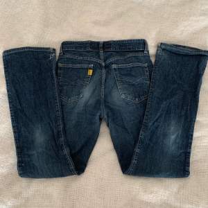 Säljer mina mörkblå crocker jeans då de har blivit lite för korta på mig som är 171. De är i storlek M men de skulle även passa S. Säljer för 200+frakt på 66kr. Kontakta för fler bilder eller vid frågor💗