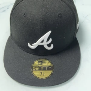 Atlanta Braves Essential Black MLB 59Fifty - New Era - Hej! Jag vill sälja min keps som jag aldrig har använt, köpte den i somras förra året från Kepsmagasinet kostade mig 499kr men jag säljer den för 400kr skulle kunna tänka mig sänka lite priset,  Har flera bilder kontakta mig om du är intresserad😊