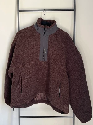 Axel Arigato Country Fleece  - Nytt skick då den aldrig är använd. Lapp ej avklipp och påsen finns kvar. Ordinarie pris 2200