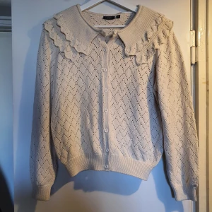 Stickad tröja - Vit stickad tröja från Kappahl. Knappt använd, nyskick. 
