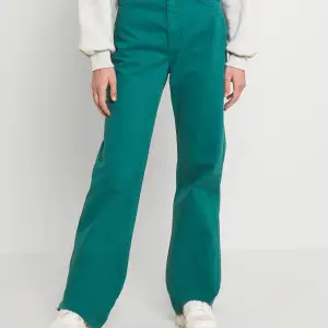 Använt tre gånger, jeans i mörkgrön färg från Gina Tricot. Modellen heter Idun Straight Jeans, kostade 499kr när jag köpte dem! Säljer för att dem är för små i midjan på mig. Snygg färg till våren 🍃