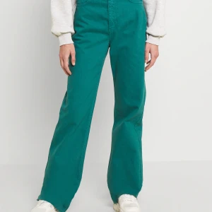 Highwaist straight jeans - Använt tre gånger, jeans i mörkgrön färg från Gina Tricot. Modellen heter Idun Straight Jeans, kostade 499kr när jag köpte dem! Säljer för att dem är för små i midjan på mig. Snygg färg till våren 🍃
