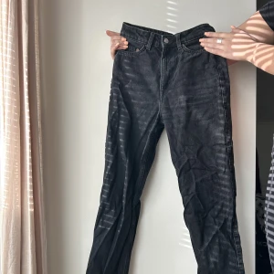 Weekday jeans Row - Högmidjade jeans, långa. Är 175
