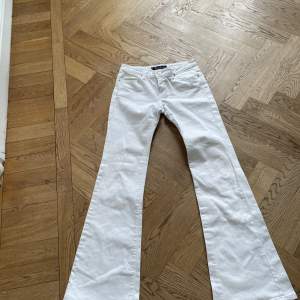 Säljer dessa jättefina vita jeans. De är i mycket bra skick. Storlek 25. Nypris runt 3000kr och säljer dem för 899kr+frakt