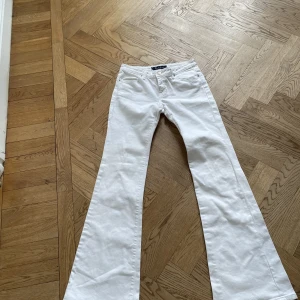 Earl jean  - Säljer dessa jättefina vita jeans. De är i mycket bra skick. Storlek 25. Nypris runt 3000kr och säljer dem för 899kr+frakt