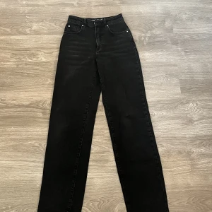 Raka Svarta Jeans  - Jag säljer dessa för att jag beställde detta i fel storlek från bikbok , knappt använd, ingen sort slitage alls🤍 