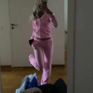 Juicy set - Rosa juicy set! Köp hela setet för 1100 eller separata för 800kr styck. Tappat lite av sin färg vid tvätt men annars fint skick. Säljer billigt då de inte används så pass mycket som ja hoppats på