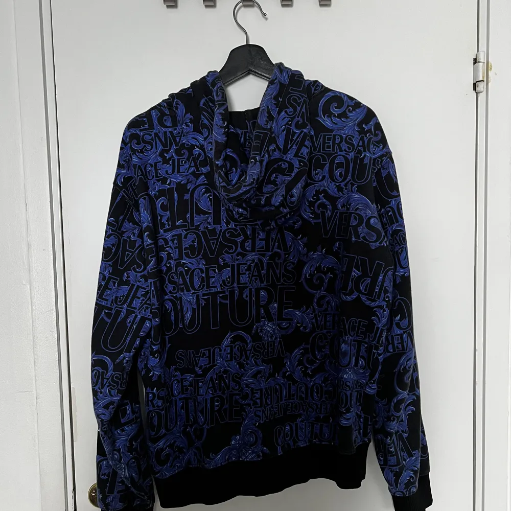 Versace tröja som används få gånger därav väldigt bra skick 9/10. Storlek L  Köptes för 4599 kr och jag säljer den för 1800 kr. . Hoodies.