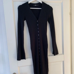 Stickad klänning  - Stickad klänning från bikbok, storlek 34. Säljer på grund av att jag inte använder den. Endast använd 1 gång🤍