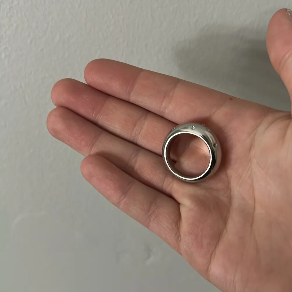 Detta är en ring från Edbald. Den sälj för 350 kr. Men kan prata om annat pris. Kostar i vanliga fall 449 tror jag.Storlek 18.50 passar då tretton åringar peka finger. ALDRIG ANVÄNDT . Accessoarer.