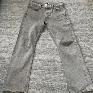Hope rush denim  - De äldre hope rush denim som släpptes för nått år sen! Fint använt skick, hål i båda fickorna som lagats men såklart inget som syns, även ett hål på rumpan syns på sista bilden! 