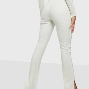 Kostymbyxor - Dom är från biancas gamla kollektion med Nelly och har pris lappen kvar säljer dom pågrund av att dom är för små❤️ nypris är 600