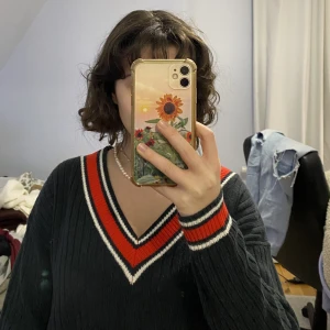 Marinblå v-ringad tröja - Fin stickad tröja från HM i vädligt gott skick (aldrig använd), v-ringad men fina röda detaljer