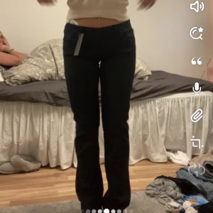 Ltb jeans  - Säljer dessa fina lågmidjade jeansen ifrån ltb. Dom är mörkblåa men ser nästan ut som svarta <3 Nypris: 725kr